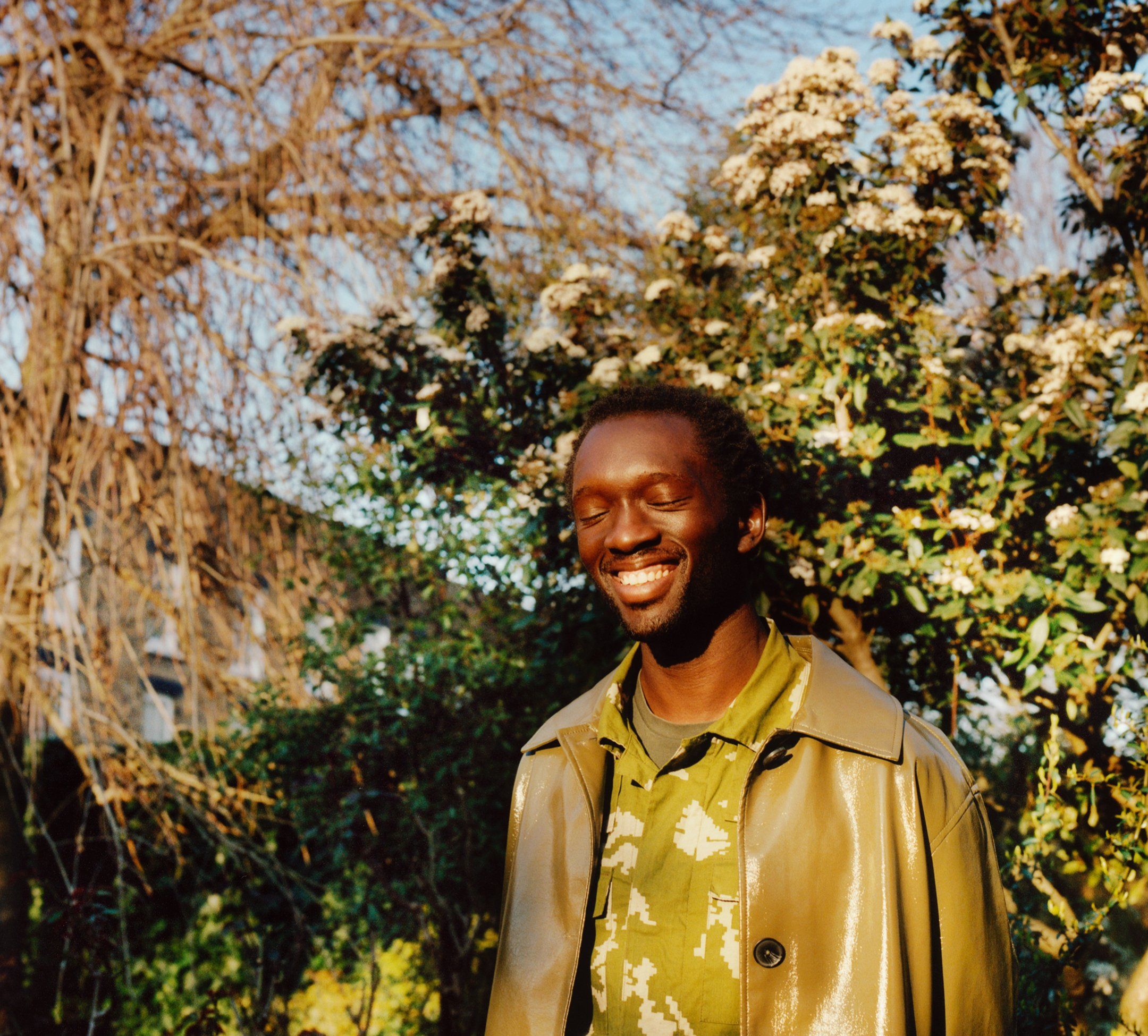 나무 앞에서 재생 미래의 공동 설립자 윌슨 Oryema의 얼굴 사진